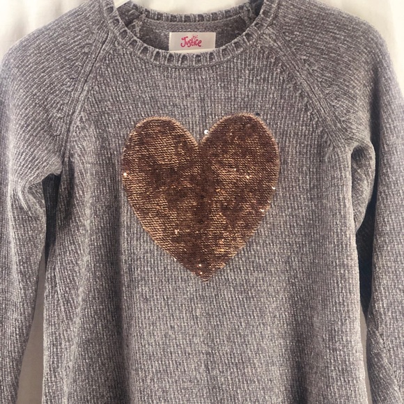 ⭐️ 5/$30 sequin heart sweater - Picture 2 of 4